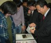 資料の説明に聞き入る学生たち