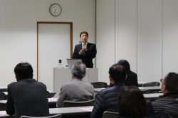講演する梅原氏
