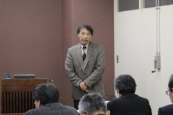 講演する鈴木氏