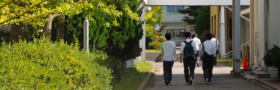 鶴岡工業高等専門学校（鶴岡高専）の学生食堂前